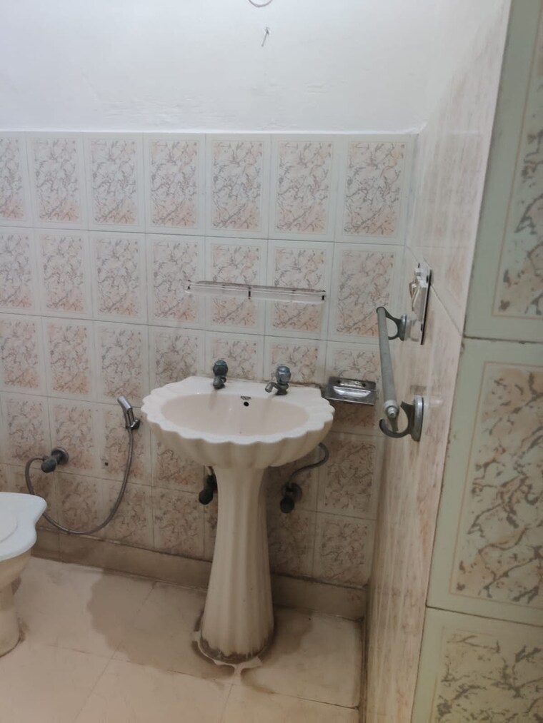 Bathroom, sector 14 1 Bedroom 558 Sq.Ft. Independent House In Sector 14 Gurgaon 9703943