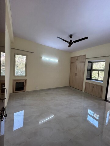 Room in 2.5 BHK Apartment at Apex Anuradha Apartments, Paschim Vihar – for Rent