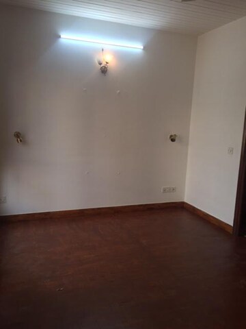 Room in 3 BHK Builder Floor at Green Park – for Rent
