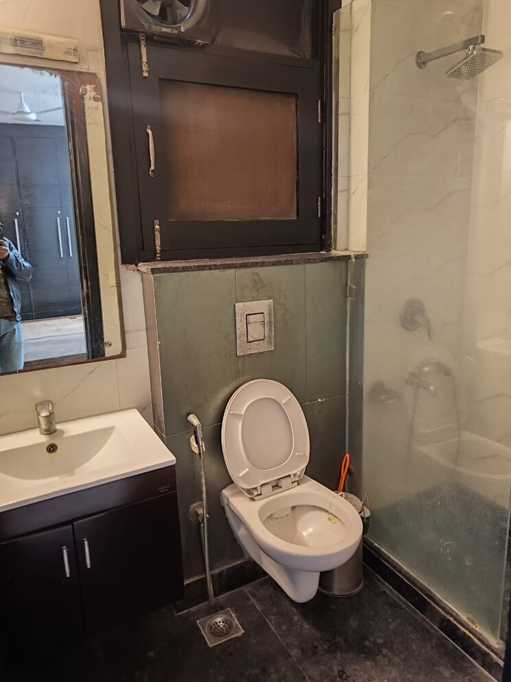 Bathroom, greater kailash i 3 Bedroom 200 Sq.Yd. Builder Floor In Greater Kailash I Delhi 9704003