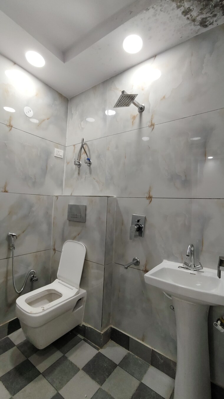 Bathroom, govindpuri 3 Bedroom 914 Sq.Ft. Builder Floor In Govindpuri Delhi 9704011