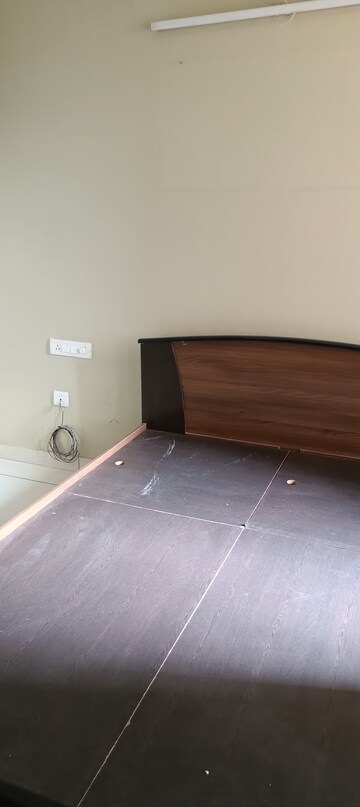 Room in 3 BHK Apartment at Prestige Lakeside Habitat, Varthur – for Rent