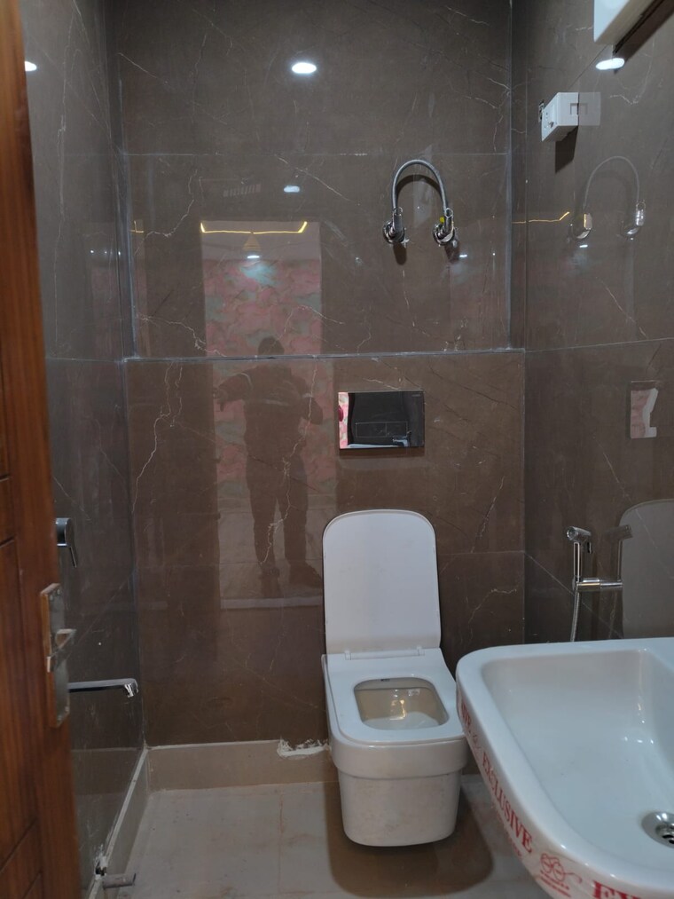 Bathroom, govindpuri 3 Bedroom 912 Sq.Ft. Builder Floor In Govindpuri Delhi 9704017