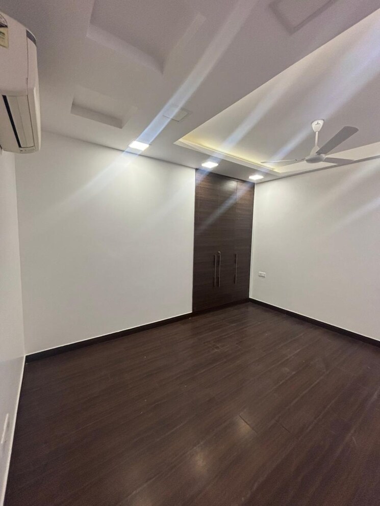 Room, greater kailash i 4 Bedroom 300 Sq.Yd. Builder Floor In Greater Kailash I Delhi 9704042