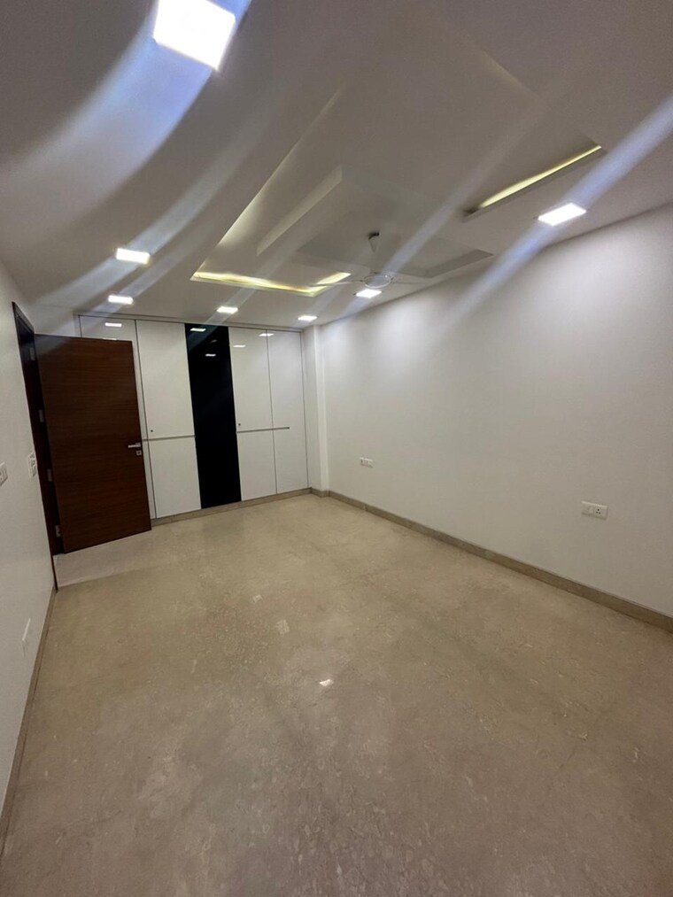 Room, greater kailash i 4 Bedroom 300 Sq.Yd. Builder Floor In Greater Kailash I Delhi 9704042