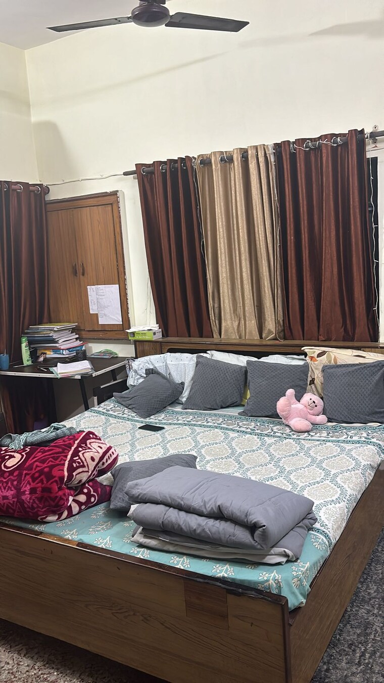 Room, vineet khand Pg For Boys & Girls In Vineet Khand 9704038