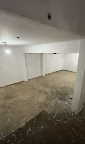 Room in  Warehouse at Husainganj – for Rent