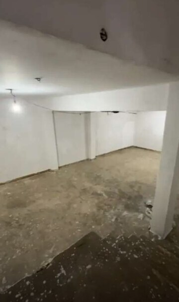 Room in  Warehouse at Husainganj – for Rent