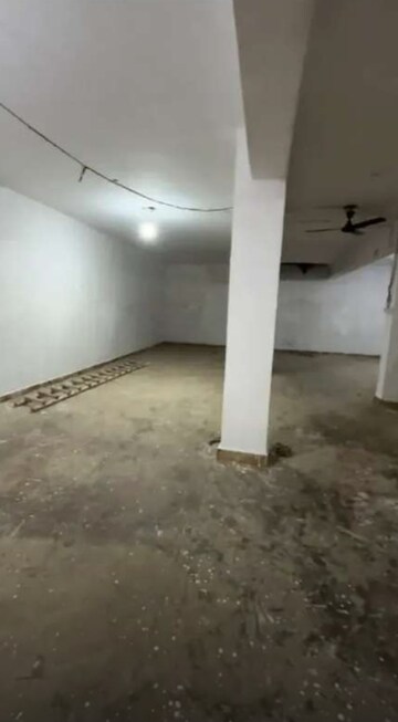 Room in  Warehouse at Husainganj – for Rent