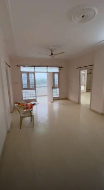 Room in 3 BHK Apartment at Gomti Nagar – for Rent