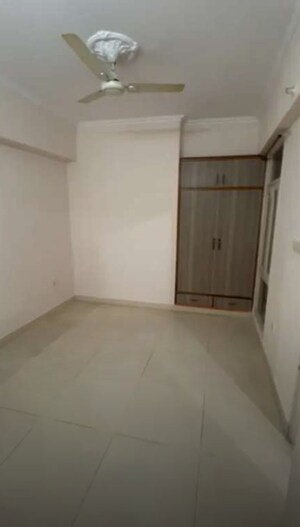 Room in 3 BHK Apartment at Gomti Nagar – for Rent