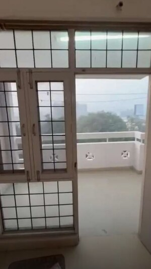 Room in 3 BHK Apartment at Gomti Nagar – for Rent