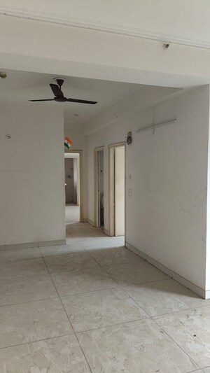 Room in 3.5 BHK Apartment at Gaur Saundaryam, Tech Zone 4 Greater Noida – for Rent