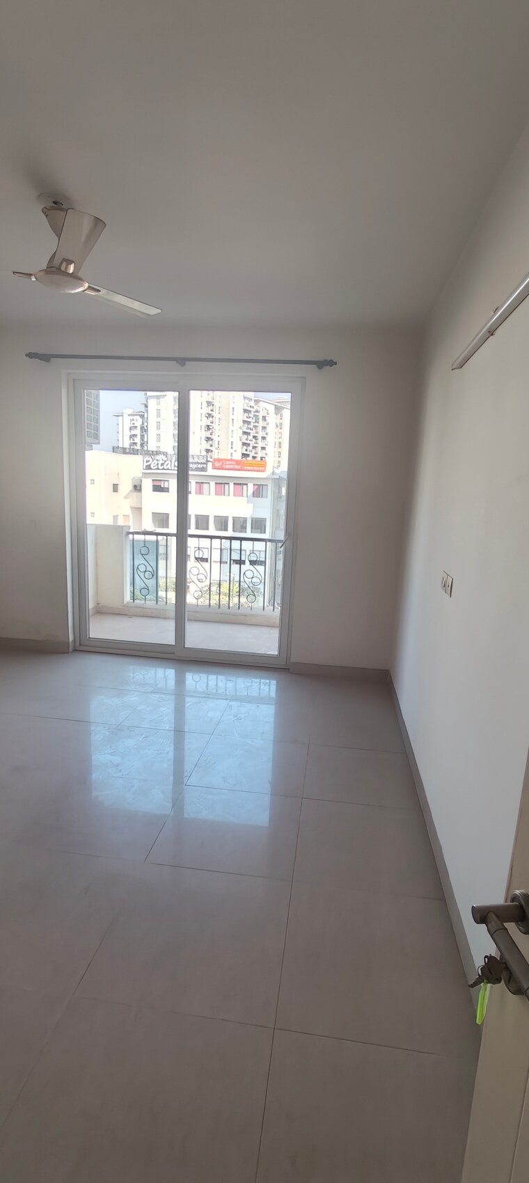 Room, emaar-emerald-floors-premier 4 Bedroom 1975 Sq.Ft. Apartment In Sector 65 Gurgaon 9704173