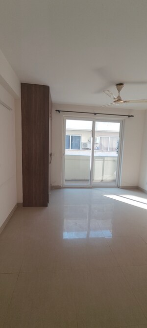 Room in 4 BHK Apartment at Emaar Emerald Floors Premier, Sector 65 – for Sale