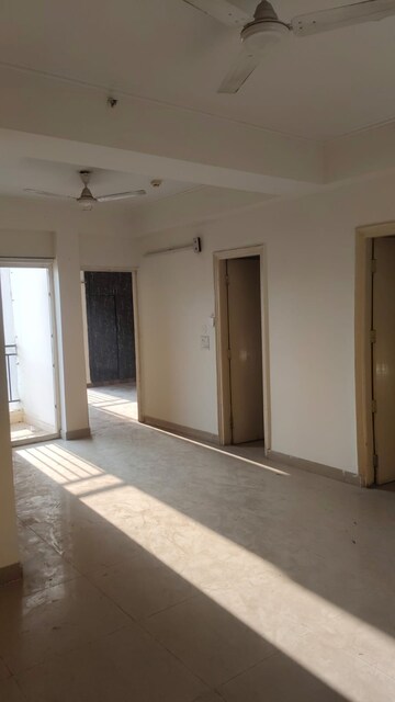 Room in 2.5 BHK Apartment at Amrapali Silicon City, Sector 76 – for Sale