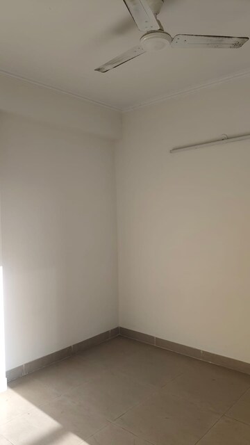 Room in 2.5 BHK Apartment at Amrapali Silicon City, Sector 76 – for Sale