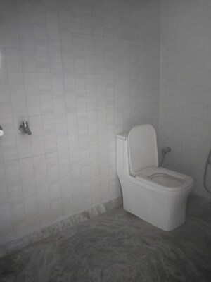 Attached Bathroom in 2 BHK Apartment at Gomti Nagar – for Rent
