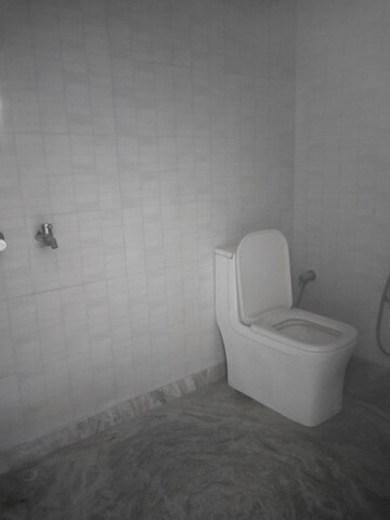 Attached Bathroom in 2 BHK Apartment at Gomti Nagar – for Rent