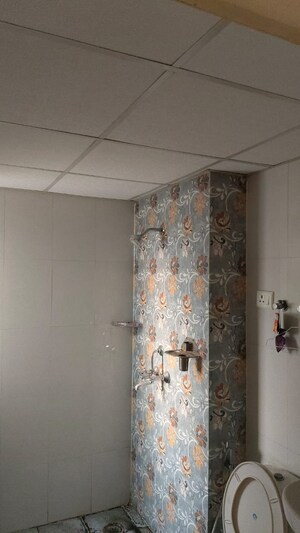 Furnished Amenities in 3.5 BHK Apartment at Amrapali Silicon City, Sector 76 – for Sale