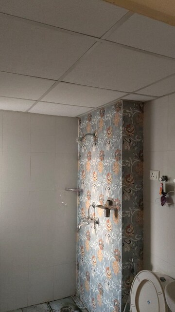 Furnished Amenities in 3.5 BHK Apartment at Amrapali Silicon City, Sector 76 – for Sale