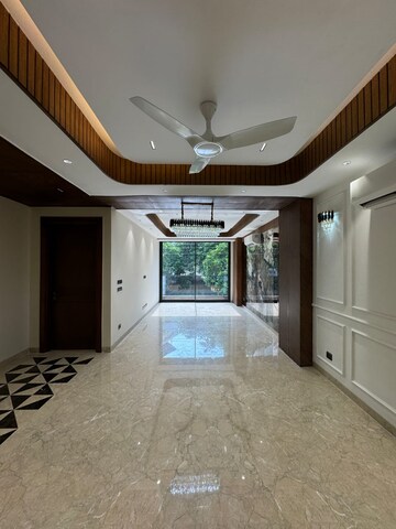 Parking in 3.5 BHK Apartment at Ambience Island, Sector 24 – for Sale