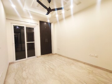 Room in 3 BHK Apartment at Ambience Island, Sector 24 – for Rent