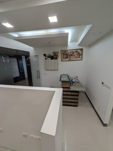 Team Area in 3 BHK Apartment at Ambience Island, Sector 24 – for Rent