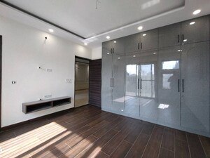 Room in 3 BHK Builder Floor at Palam Vihar – for Rent