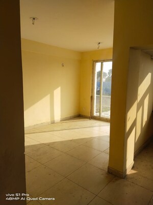 Room in 2 BHK Apartment at Wave City, Wave City – for Rent