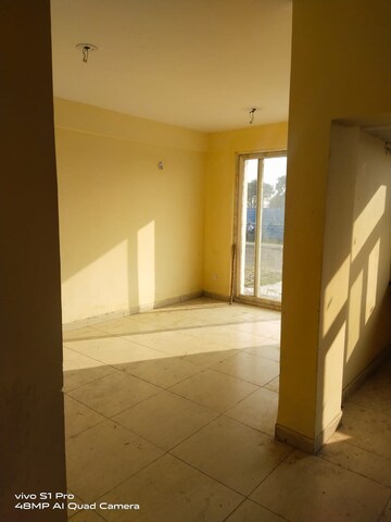 Room in 2 BHK Apartment at Wave City, Wave City – for Rent