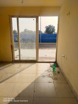 Room in 2 BHK Apartment at Wave City, Wave City – for Rent