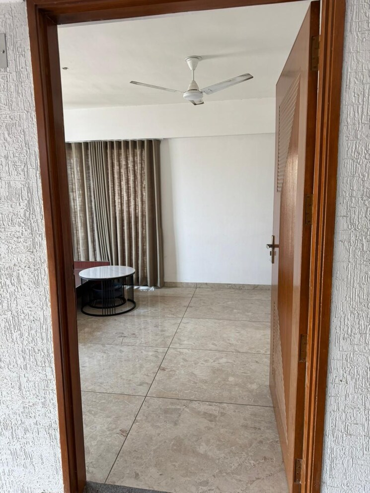 Room, c g road 3 Bedroom 2081 Sq.Ft. Apartment In C G Road Ahmedabad 9704280