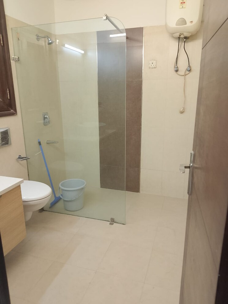 Bathroom, panchsheel enclave 3 Bedroom 265 Sq.Yd. Builder Floor In Panchsheel Enclave Delhi 9704299