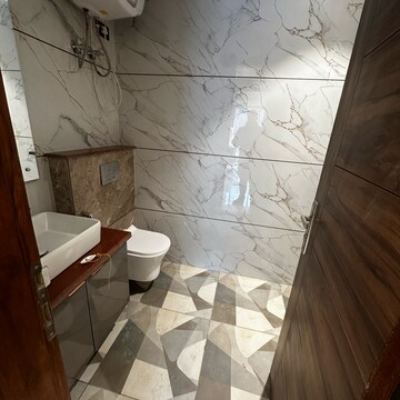 Bathroom in 1 BHK Builder Floor at Sector 52 – for Rent