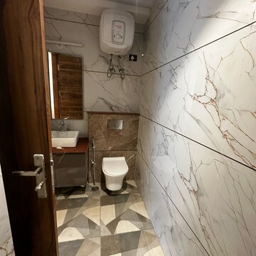 Bathroom in 1 BHK Builder Floor at Sector 52 – for Rent
