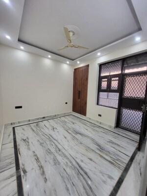 Room in 3 BHK Builder Floor at Sector 37 – for Rent
