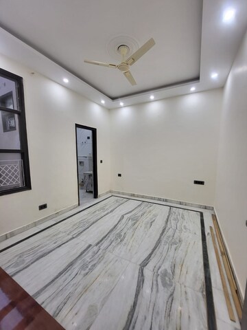 Room in 3 BHK Builder Floor at Sector 37 – for Rent