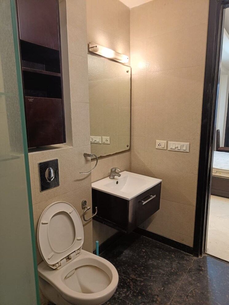 Bathroom, greater kailash i 3 Bedroom 208 Sq.Yd. Builder Floor In Greater Kailash I Delhi 9704395