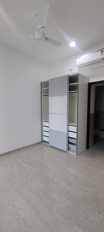 Room in 3 BHK Apartment at Piramal Mahalaxmi, Mahalaxmi – for Rent