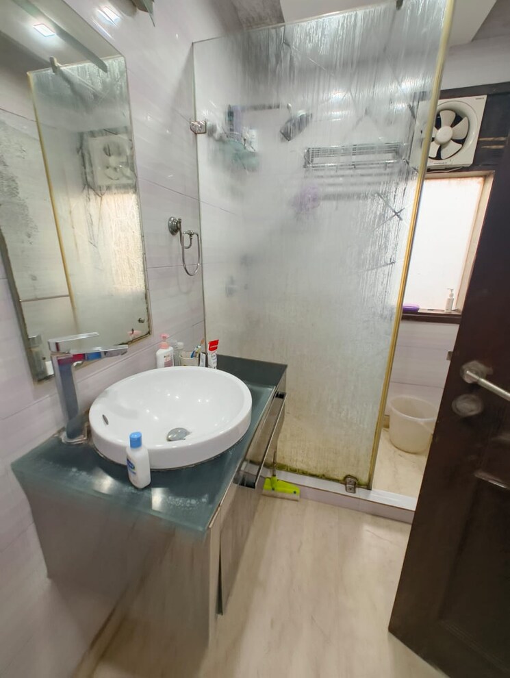 Bathroom, kalkaji 4 Bedroom 300 Sq.Yd. Builder Floor In Kalkaji Delhi 9704454