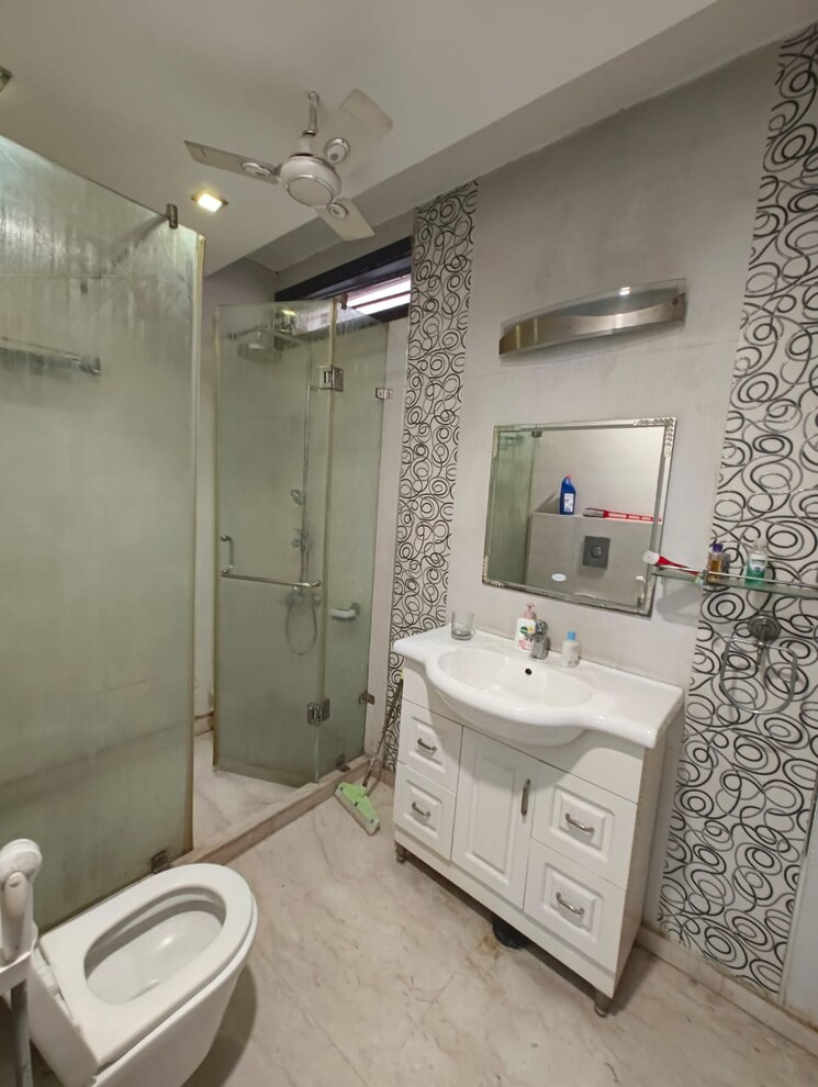 Bathroom, kalkaji 4 Bedroom 300 Sq.Yd. Builder Floor In Kalkaji Delhi 9704454
