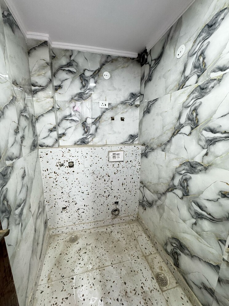 Bathroom, govindpuri 3 Bedroom 900 Sq.Ft. Builder Floor In Govindpuri Delhi 9704497