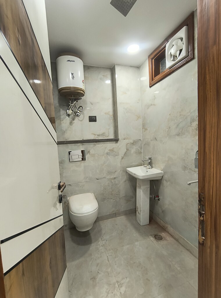 Bathroom, govindpuri 3 Bedroom 900 Sq.Ft. Builder Floor In Govindpuri Delhi 9704497