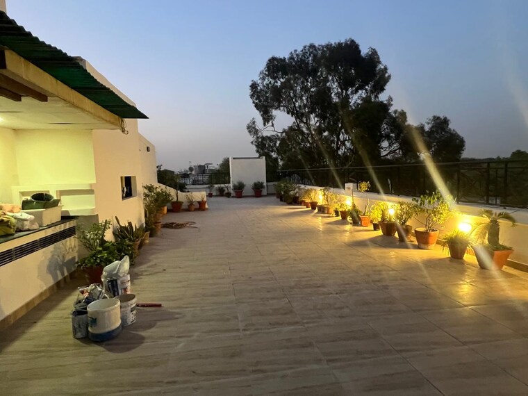  Parking, panchsheel park 4 Bedroom 5000 Sq.Ft. Builder Floor In Panchsheel Park Delhi 9704528