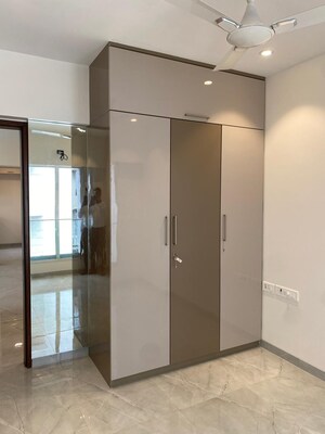 Room in 2 BHK Apartment at Elegant Navratnamala CHS, Santacruz East – for Rent