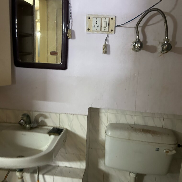 Bathroom, jal-vayu-vihar-noida 3 Bedroom 1216 Sq.Ft. Apartment In Sector 21 Noida 9704581
