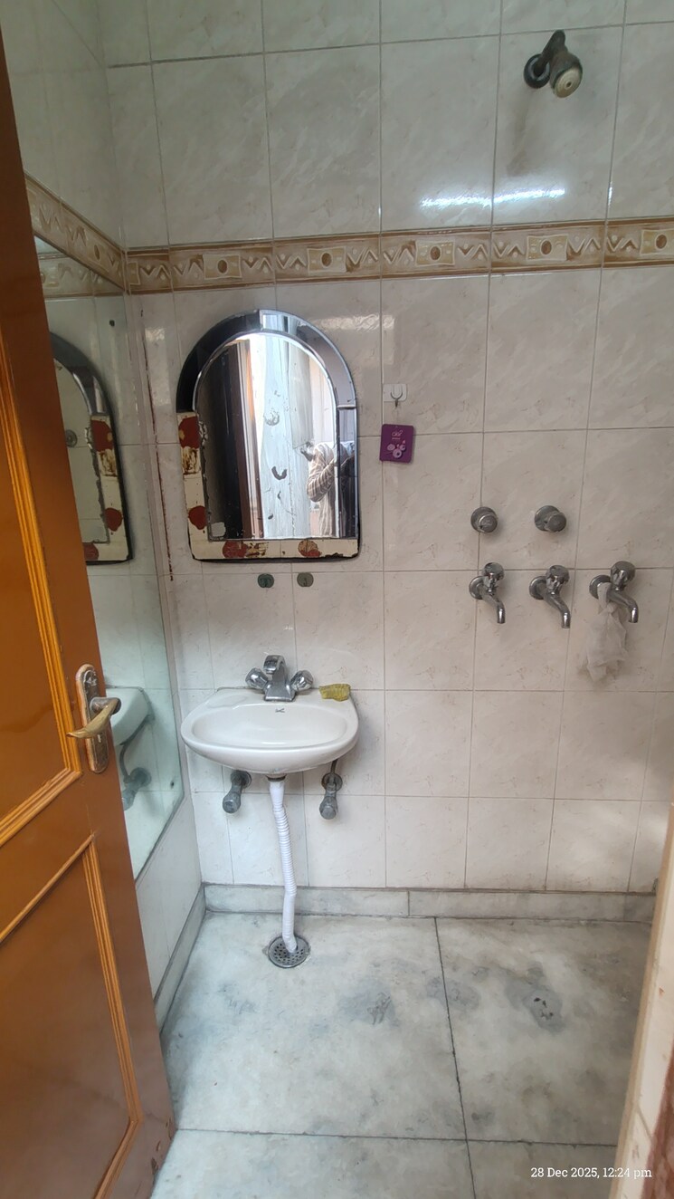 Bathroom, unitech-south-city-1 1 RK 220 Sq.Ft. Independent House In South City 1 Gurgaon 9704655
