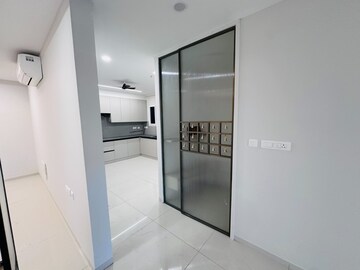 Room in 3 BHK Apartment at Prestige Beverly Hills, Kokapet – for Rent