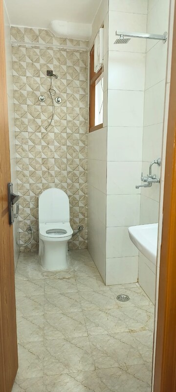 Bathroom in 1 BHK Builder Floor at DLF The Grove, Sector 54 – for Rent